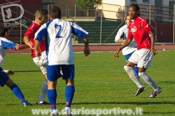 Capoterra-Barisardo 0-1, Serreli e Diallò dialogano, di spalle Francesco Doneddu